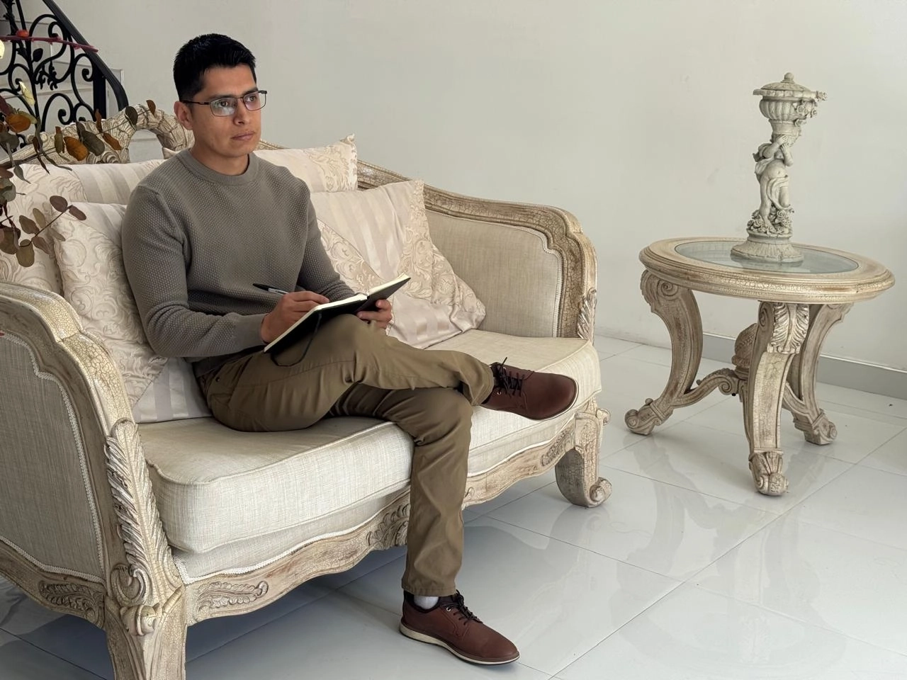 Psicólogo Altamirano Romano Roger en su consultorio en Tijuana, B.C.